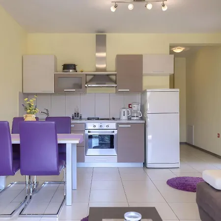 Linden Tree By Interhome プーラ