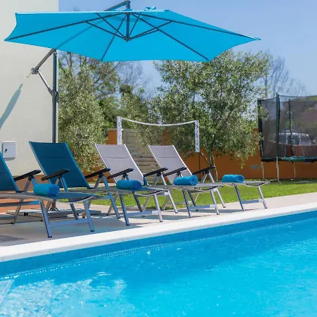 Linden Tree By Interhome プーラ