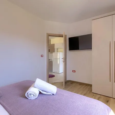 Linden Tree By Interhome プーラ