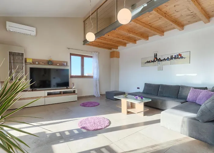 Linden Tree By Interhome Pula