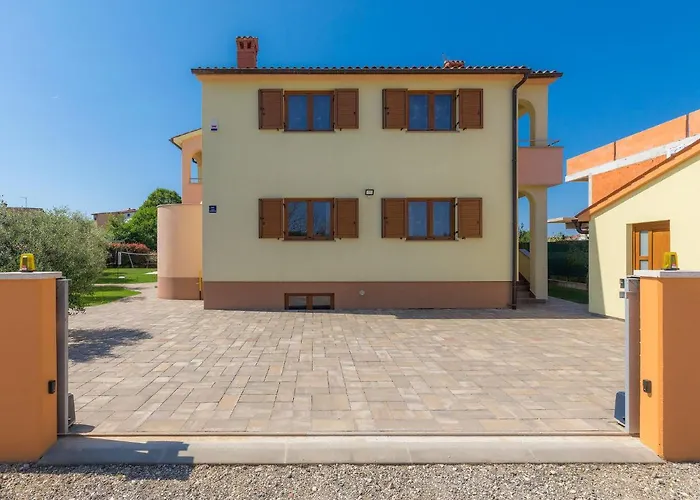 Linden Tree By Interhome Nyaraló Póla