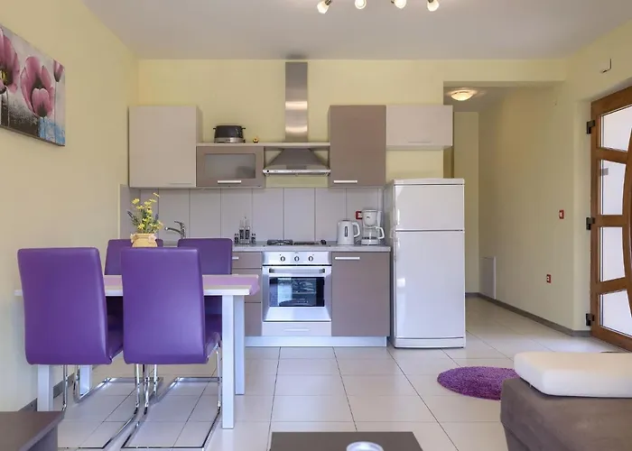 Linden Tree By Interhome Pula