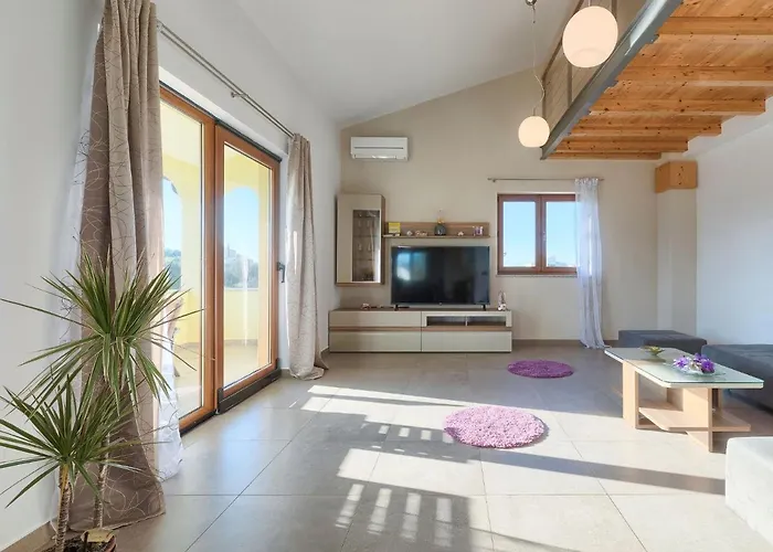 Linden Tree By Interhome * Pula