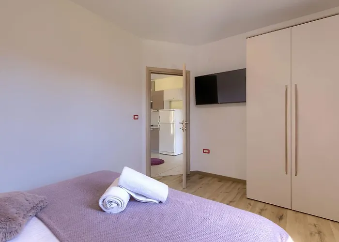 Linden Tree By Interhome Pula