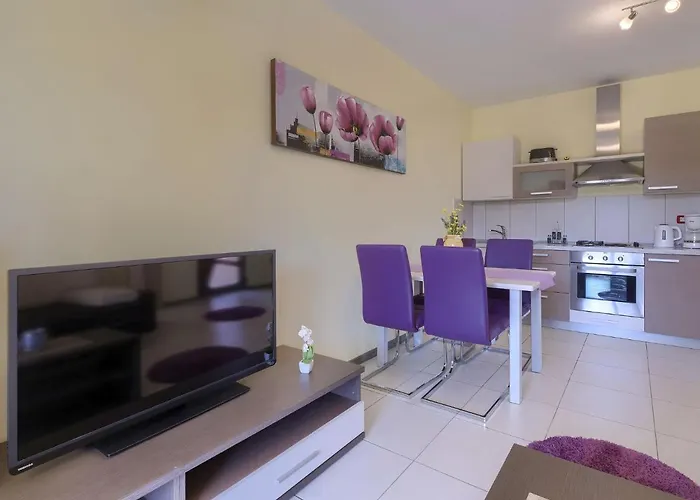 Linden Tree By Interhome Pula