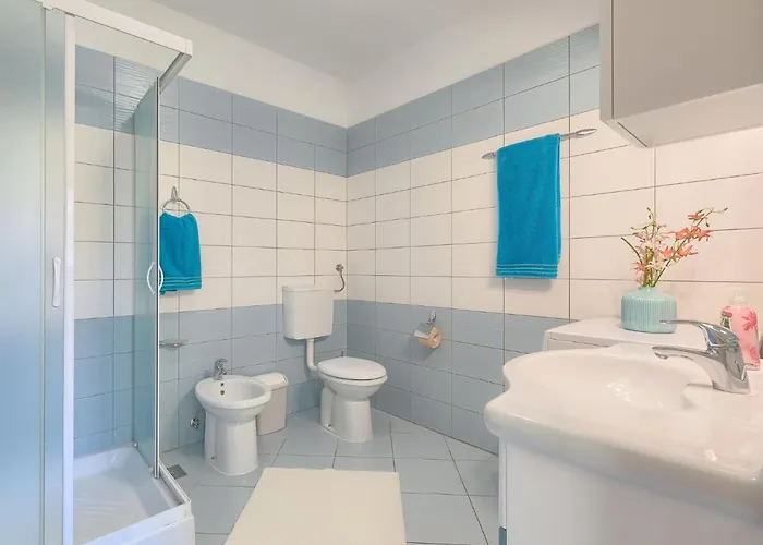 Linden Tree By Interhome Pula