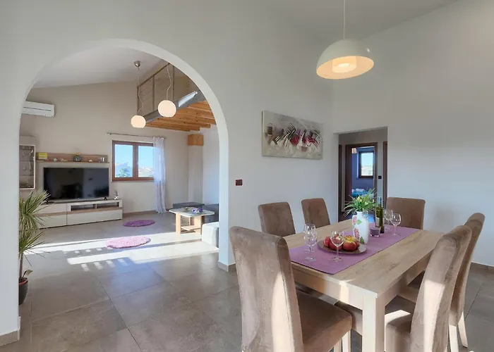 Linden Tree By Interhome * Pula